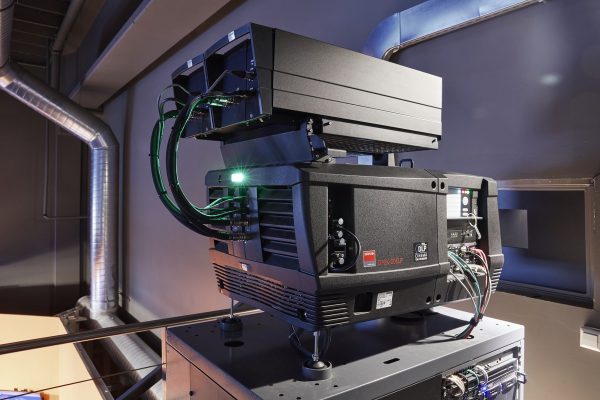 Cận cảnh hình ảnh máy chiếu phim laser Flagship của Barco