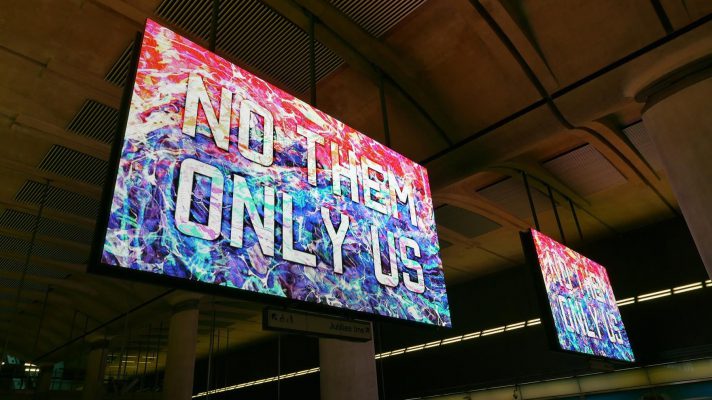 Quảng cáo qua màn hình led tại tàu điện ngầm ở London